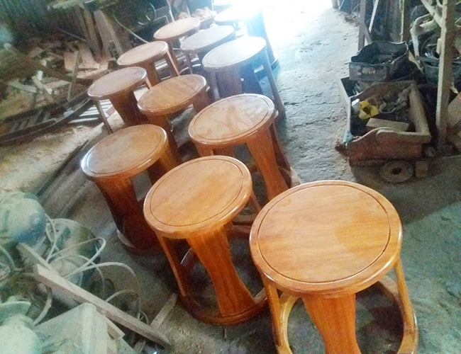 Thi công ghế gỗ tại xưởng